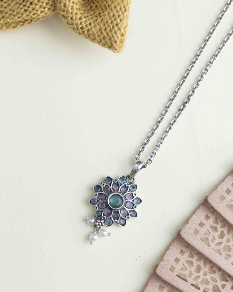 Essence Pastel Flower Necklace : SN40616