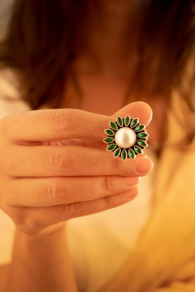 Essence Fine Green Flower Pearl Classic Ring : SR1250