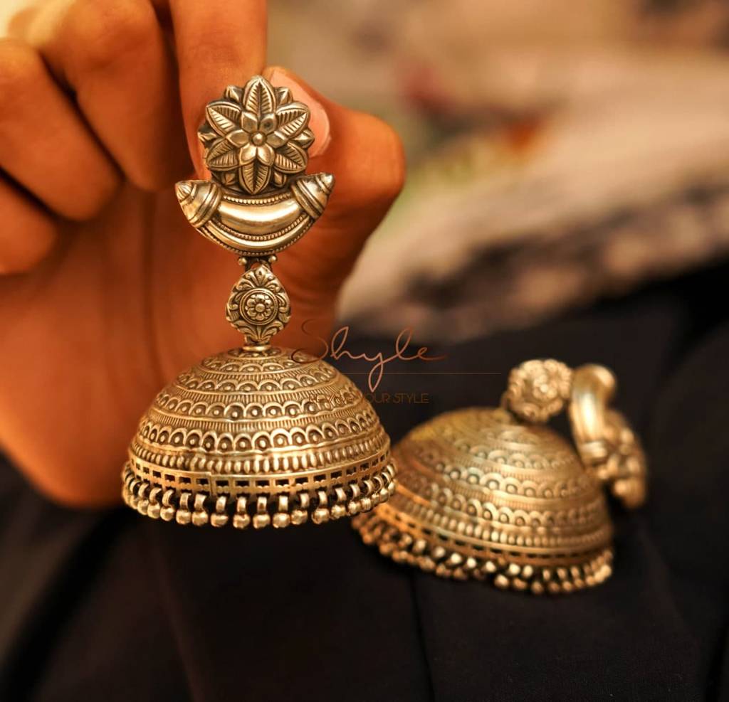 Dulari Intricate Flower Motif Grand Jhumka : SE2030-1-1