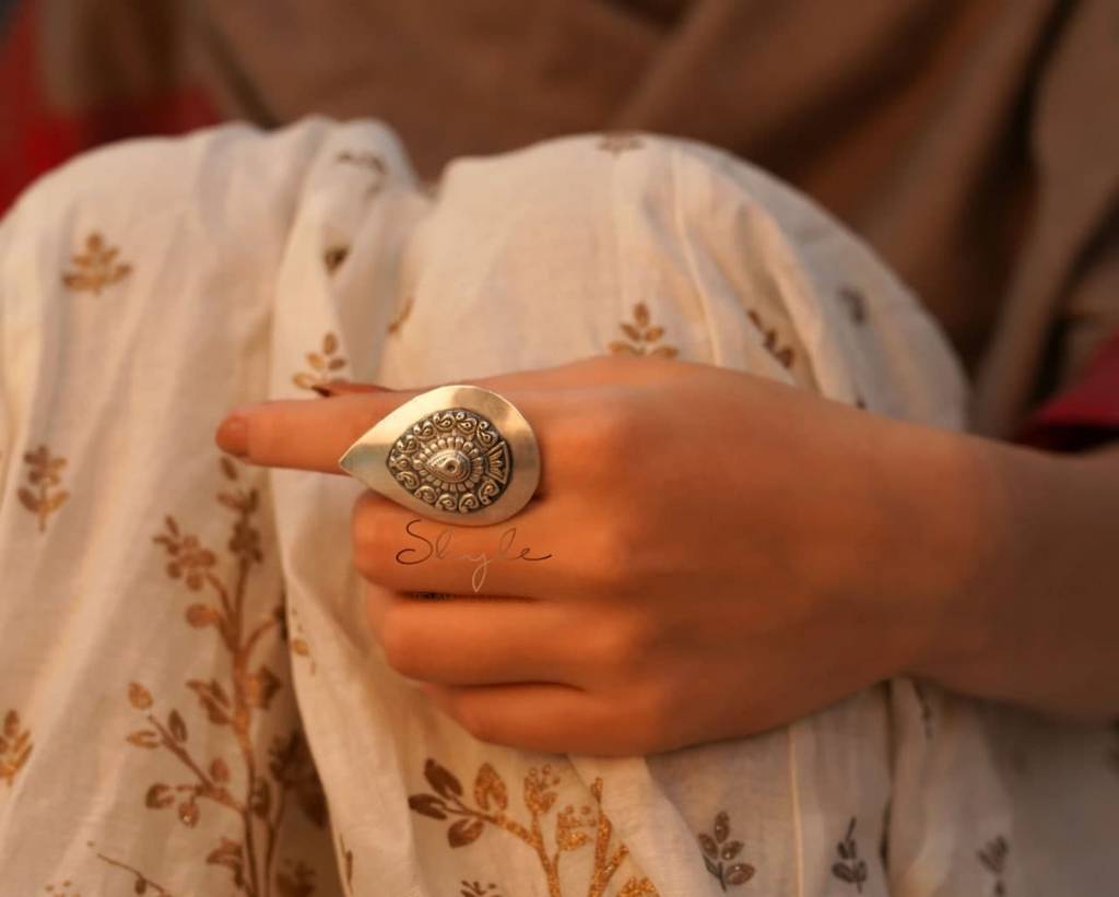 Mizoya Tribal Motif Drop Classic Ring : SR1038