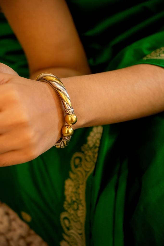 Anvaya Spiral Embossed Dual Tone Kada : SK30072-2-6