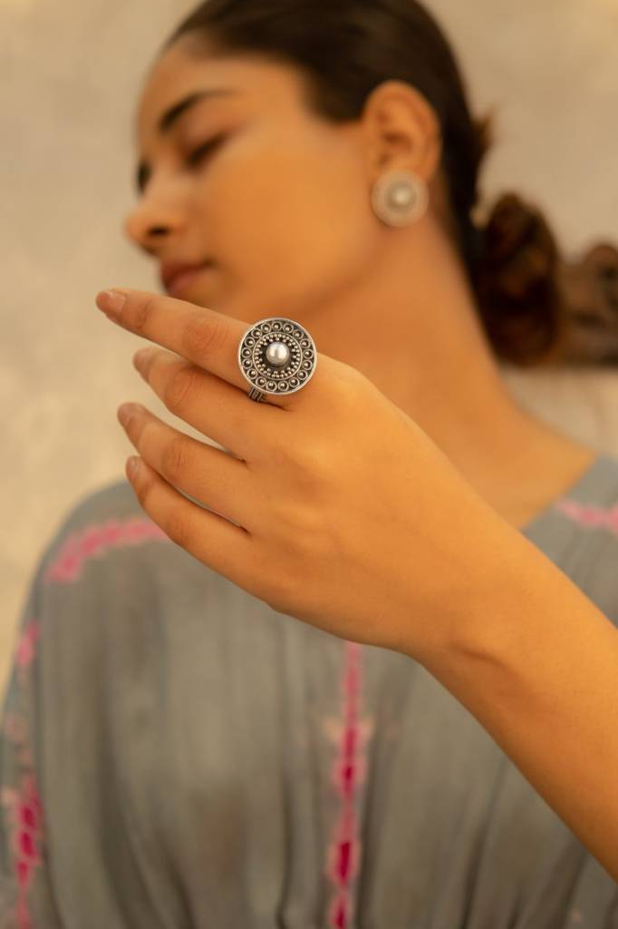 Moh Versatile Intricate Pearl Ring : SR30777
