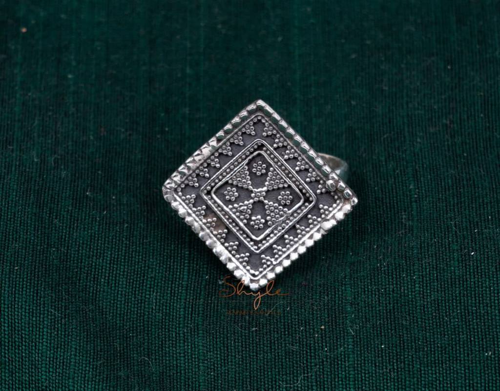 Adya Fine Daana Detailed Square Ring : SR1001