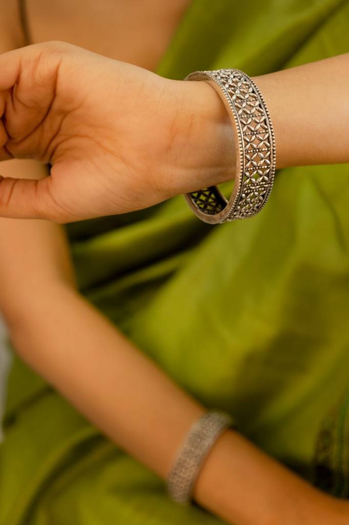 Mizoya Intricate Jali Classic Bangle : SK300122-2-0
