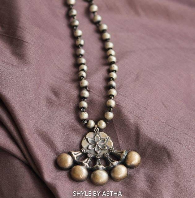 Adya Quirky Flower Motif Necklace : SE50182-1