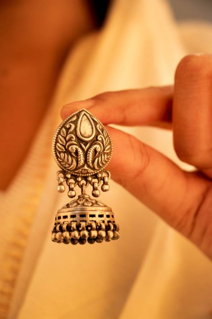 Moh Peacock Motif Embossed Classic Jhumki : SE9026-1
