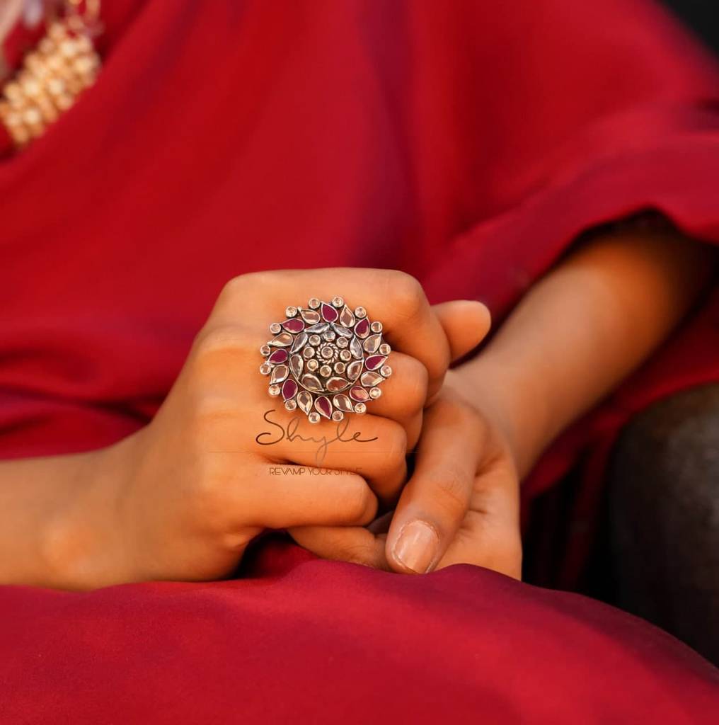 Essence Scintillating Embossed Ring : SR2025