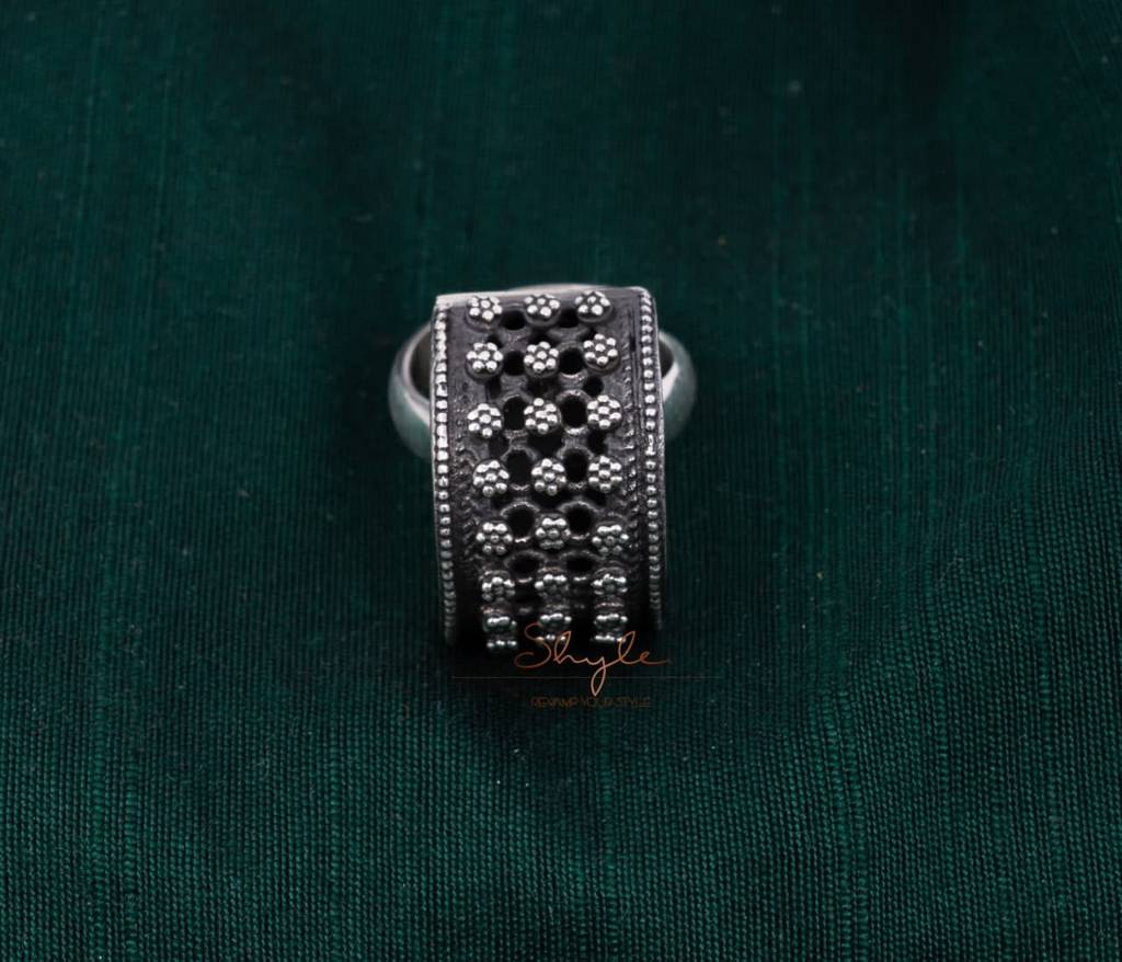 Adya Daana Art Flower Cluster Embossed Ring : SR2029