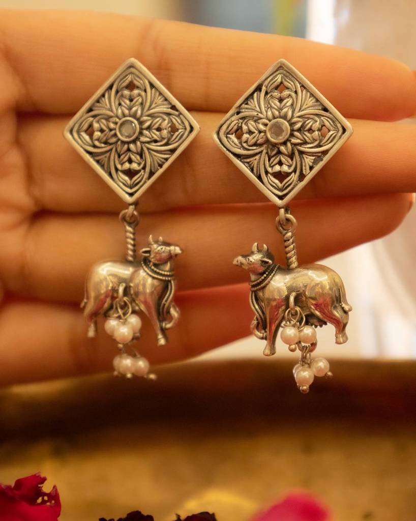 Adya Intricate Motif Nandi Gaaye Auspicious Earring : SE21217