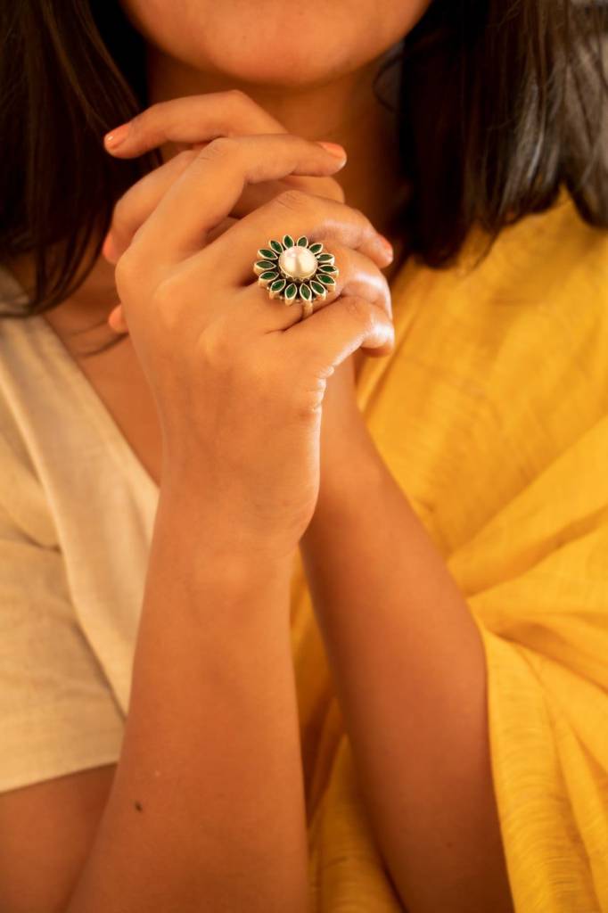 Essence Fine Green Flower Pearl Classic Ring : SR1250