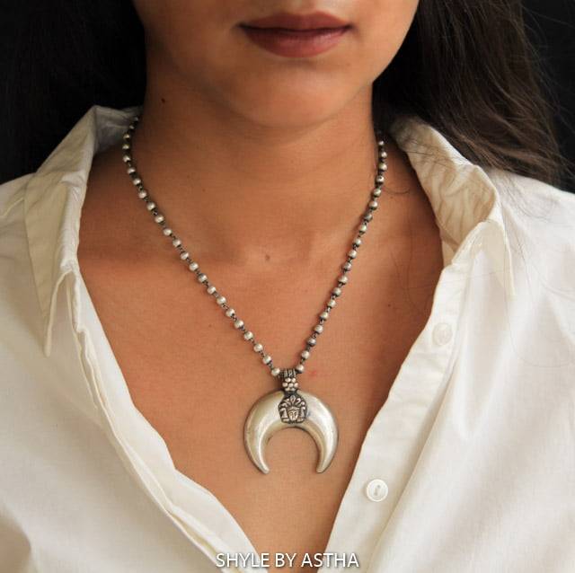Moh Durga Motif Crescent Moon Ball Necklace : SE50179