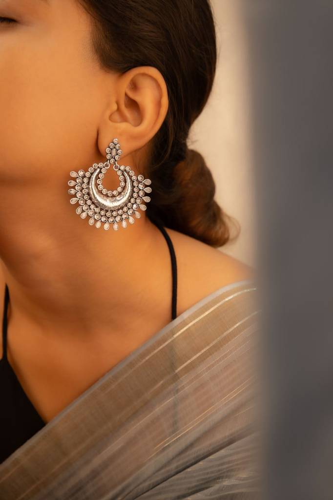 Essence Scintillating Versatile Chandbali : SE90422