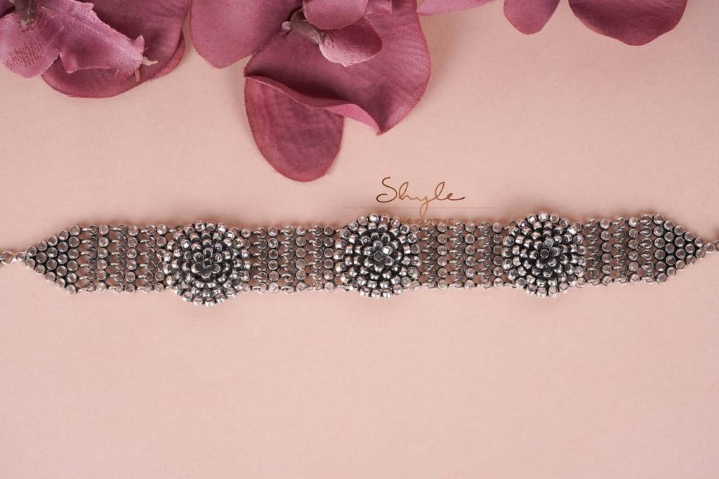 Essence Scintillating Tri Flower Motif Choker : SE50250