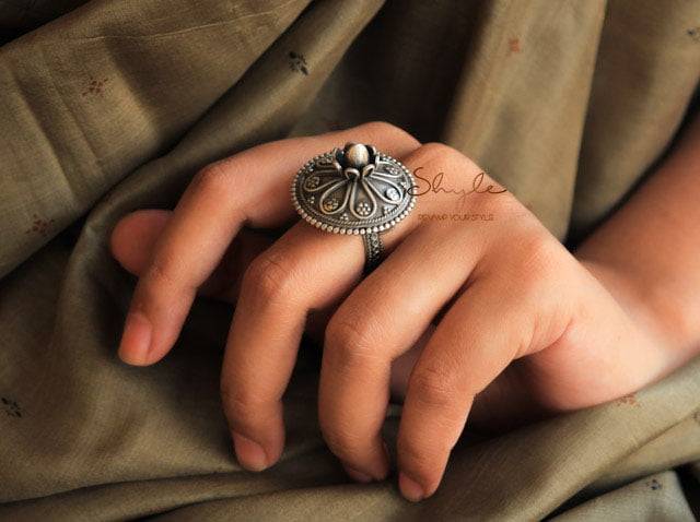 Moh Blooming Flower Detailed Embossed Ring : SR1049