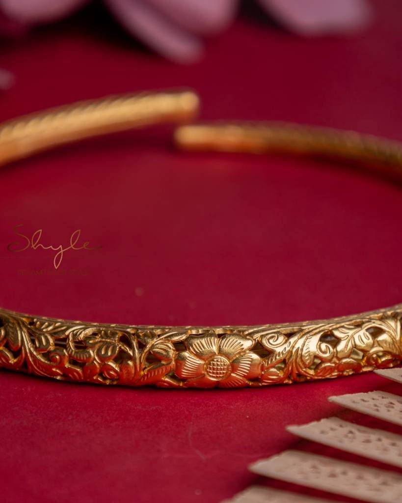Tattva Chitai Flora Gold Carved Hasli : SN1142G
