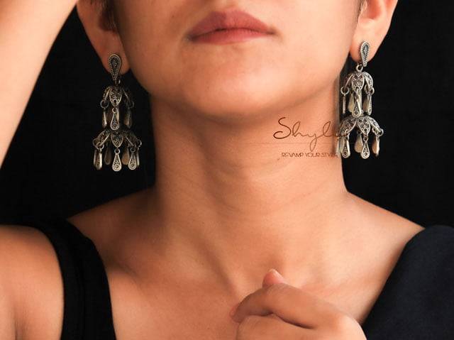 Mizoya Daana Detailed Chandelier Statement Earrings : SE6058