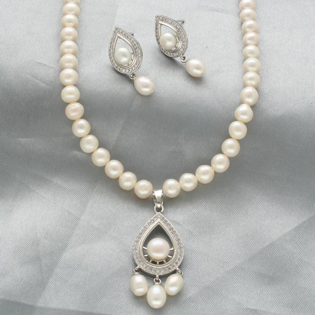 Luminary Pearl Necklace Set : JPFEB-24-012