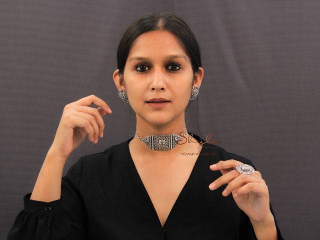 Essence Fine Scintillating Choker : SN1105