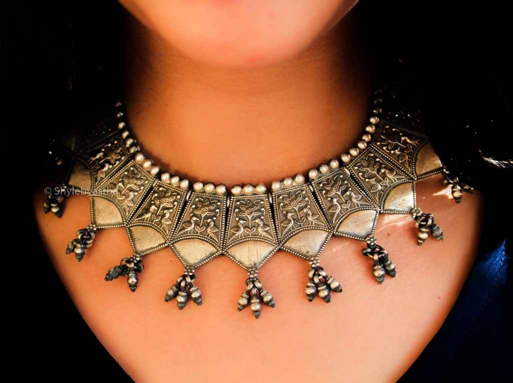 Anvaya Bird Art Embossed Choker : SN190