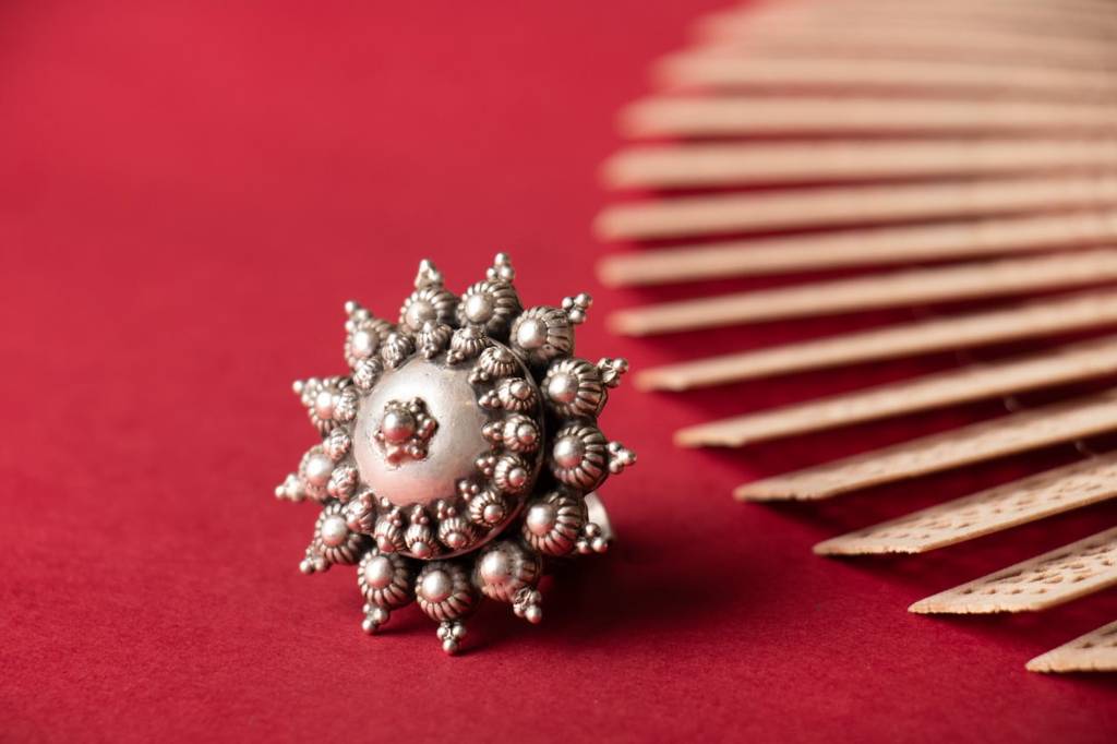 Moh Daana Detailed Embossed Classic Ring : SR302027