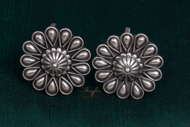 Moh Embossed Flower Studs : SE4016