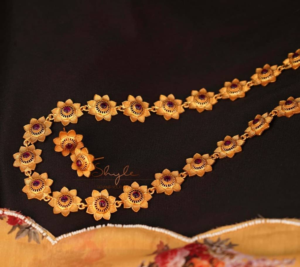Adya Intricate Flower Versatile Gold Necklace Set : SN1119