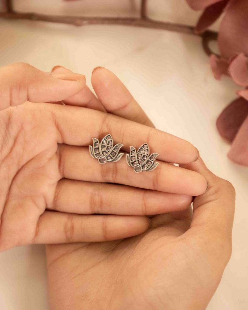 Essence Scintillating Lotus Timeless Necklace Set : SN40620