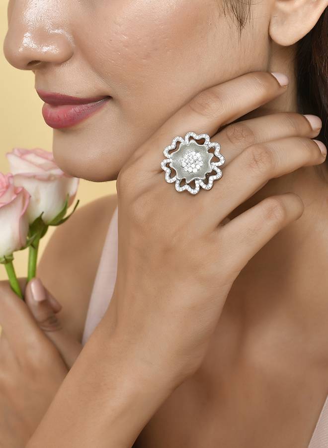 Sparkling Elegance Contemporary Floral Motif Ring : 8905124504309