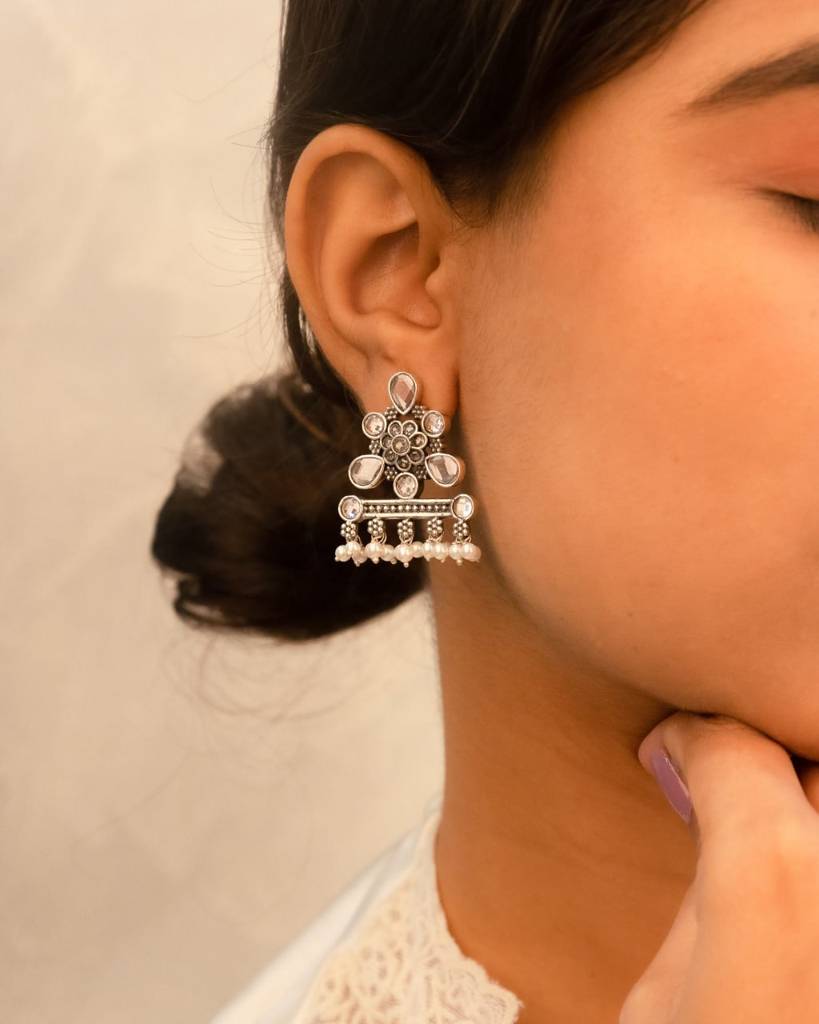 Essence Scintillating Pearl Drop Stud Earring : SE50401