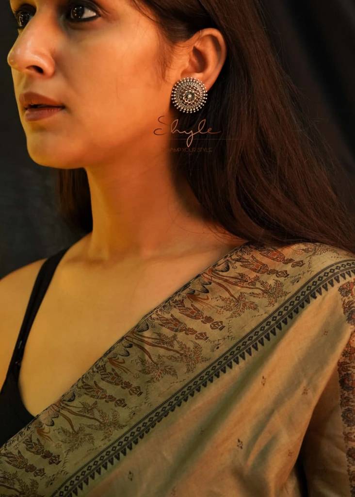 Adya Jali Motif Flower Embossed Earrings : SE5508