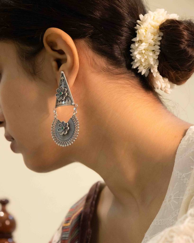 Mizoya Daana Detailed Flower Embossed Layered Earring : SE7846