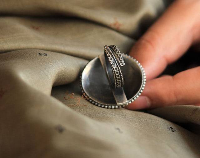 Moh Blooming Flower Detailed Embossed Ring : SR1049