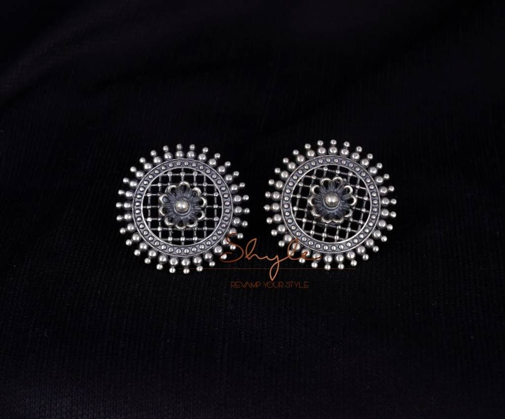 Adya Jali Motif Flower Embossed Earrings : SE5508