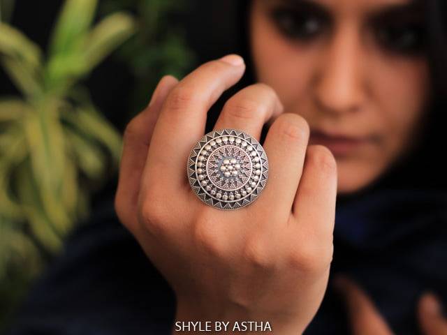 Anvaya Daana Art Embossed Ring : SR460