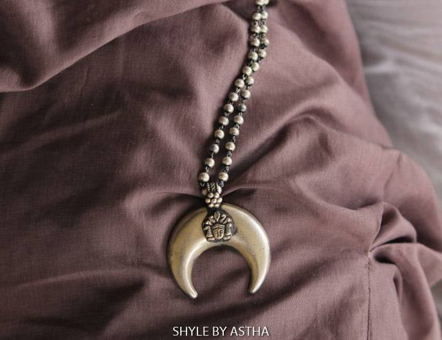 Moh Durga Motif Crescent Moon Ball Necklace : SE50179