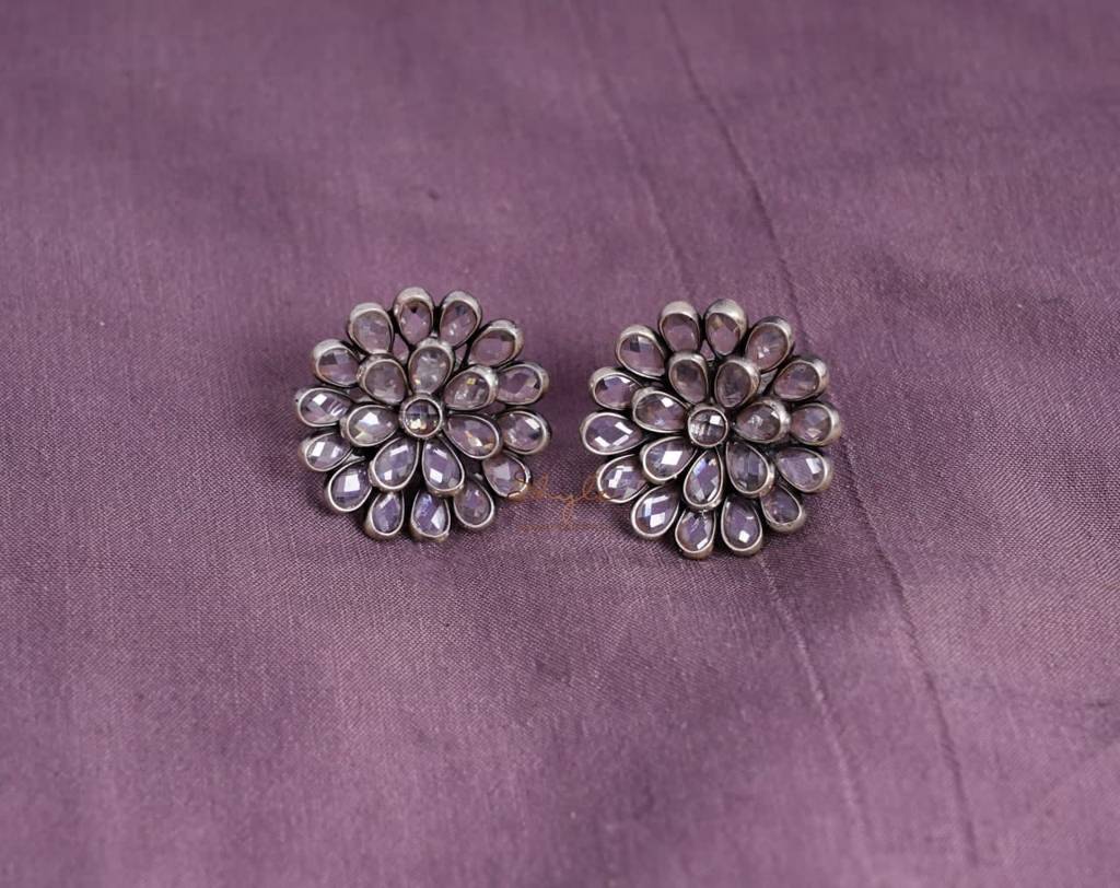 Essence Scinitillating Flower Studs : SE2036