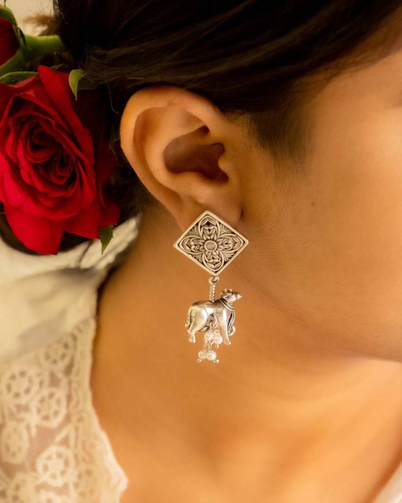 Adya Intricate Motif Nandi Gaaye Auspicious Earring : SE21217