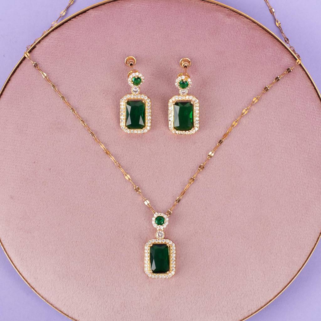 Kiara Advani Green Emerald Necklace And Earrings Set - 18K Gold Plated : EN21202
