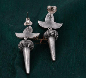 Adya Leaf Motif Quirky Drop Earrings : SE4015