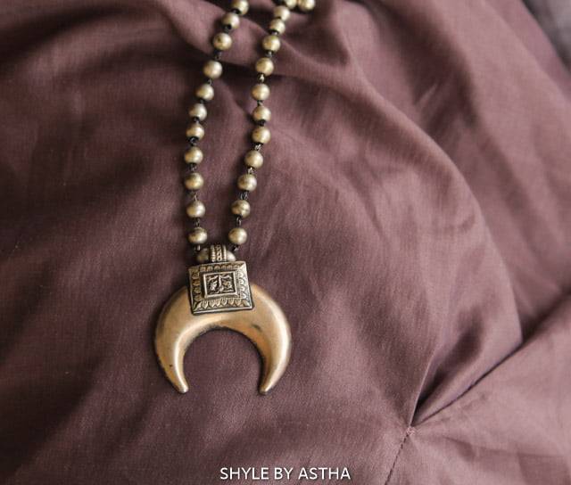 Moh Tribal Motif Crescent Moon Ball Necklace : SE50180
