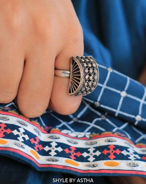Adya Daana Art Flower Cluster Embossed Ring : SR2029