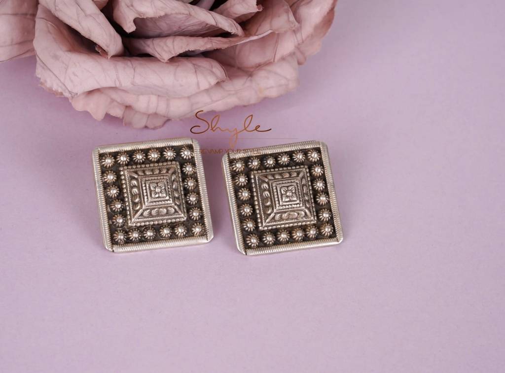 Tattva Detailed Embossed Classic Earring : SE9077-1