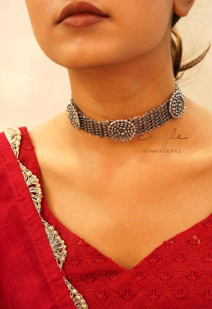 Essence Scintillating Tri Flower Motif Choker : SE50250