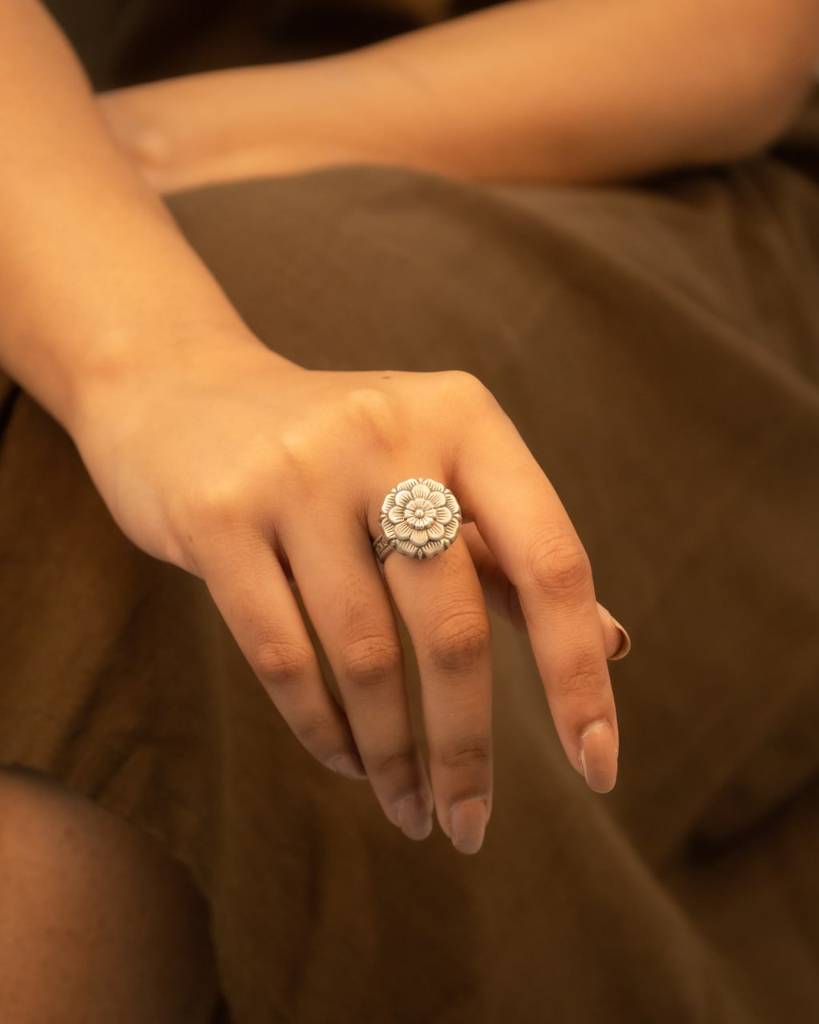 Mizoya Embossed Flower Sadabahaar Ring : SR5584899