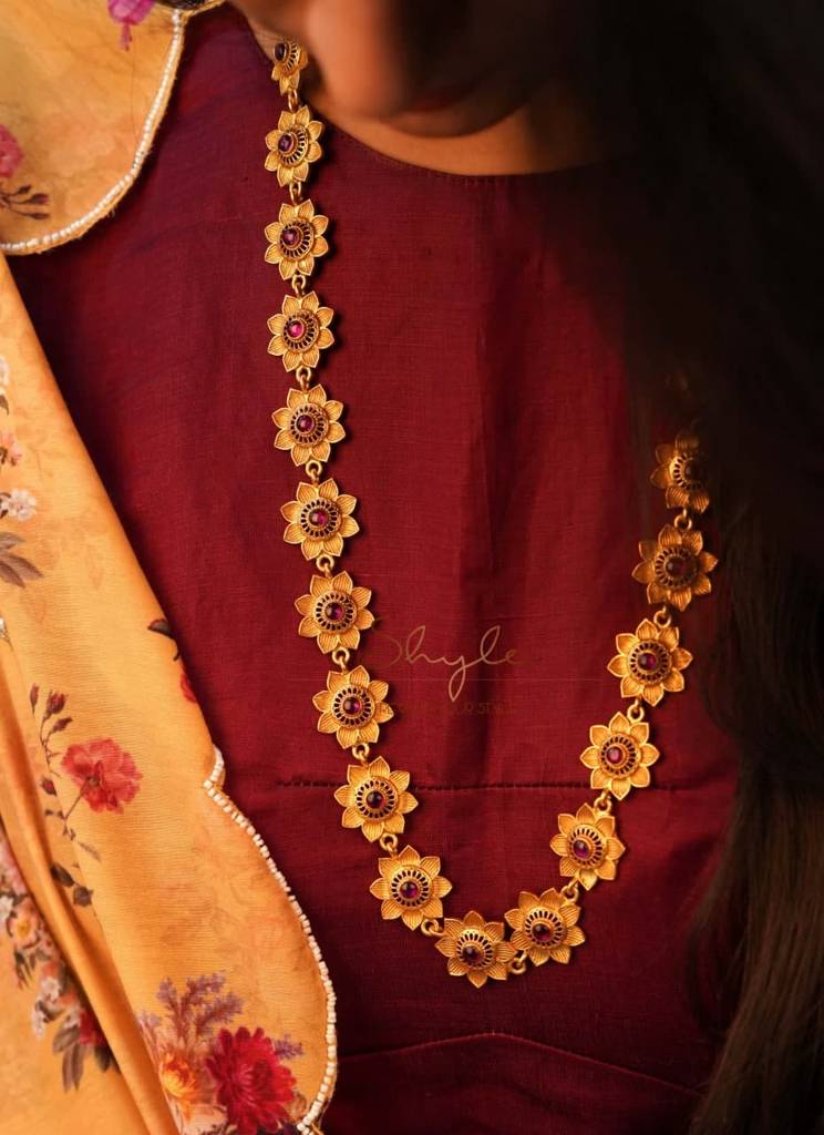 Adya Intricate Flower Versatile Gold Necklace Set : SN1119
