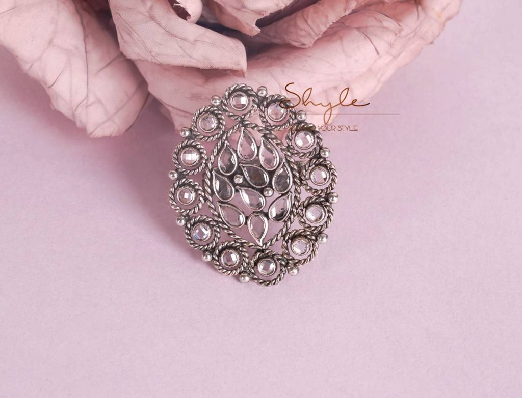 Essence Fine Scintillating Oval Ring : SR1060