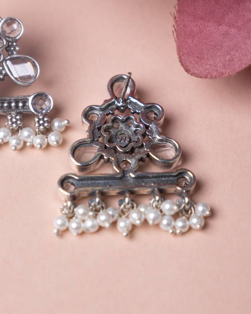 Essence Scintillating Pearl Drop Stud Earring : SE50401