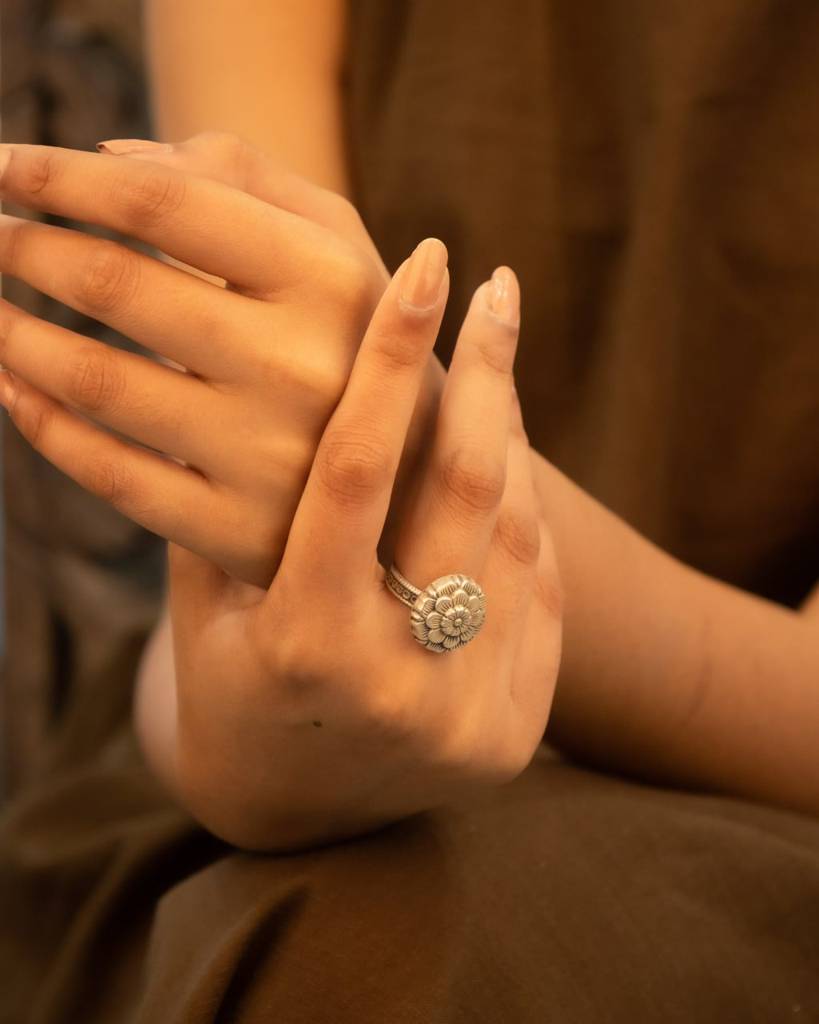 Mizoya Embossed Flower Sadabahaar Ring : SR5584899
