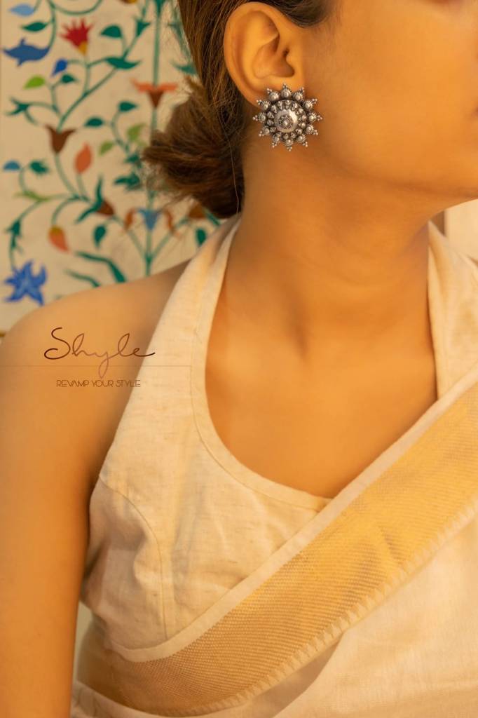 Moh Daana Detailed Embossed Classic Stud Earring : SE5080906