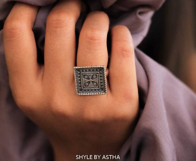 Moh Square Daana Art Ring : SR472